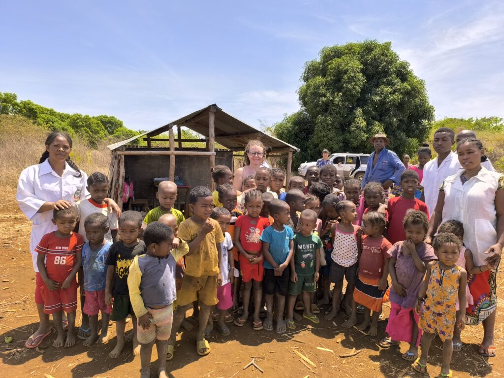 Rencontre entre les élèves d'une école à Madagascar et les bénévoles de Mahajanga Association pendant une mission humanitaire Rencontre entre les élèves d'une école à Madagascar et les bénévoles de Mahajanga Association pendant une mission humanitaire